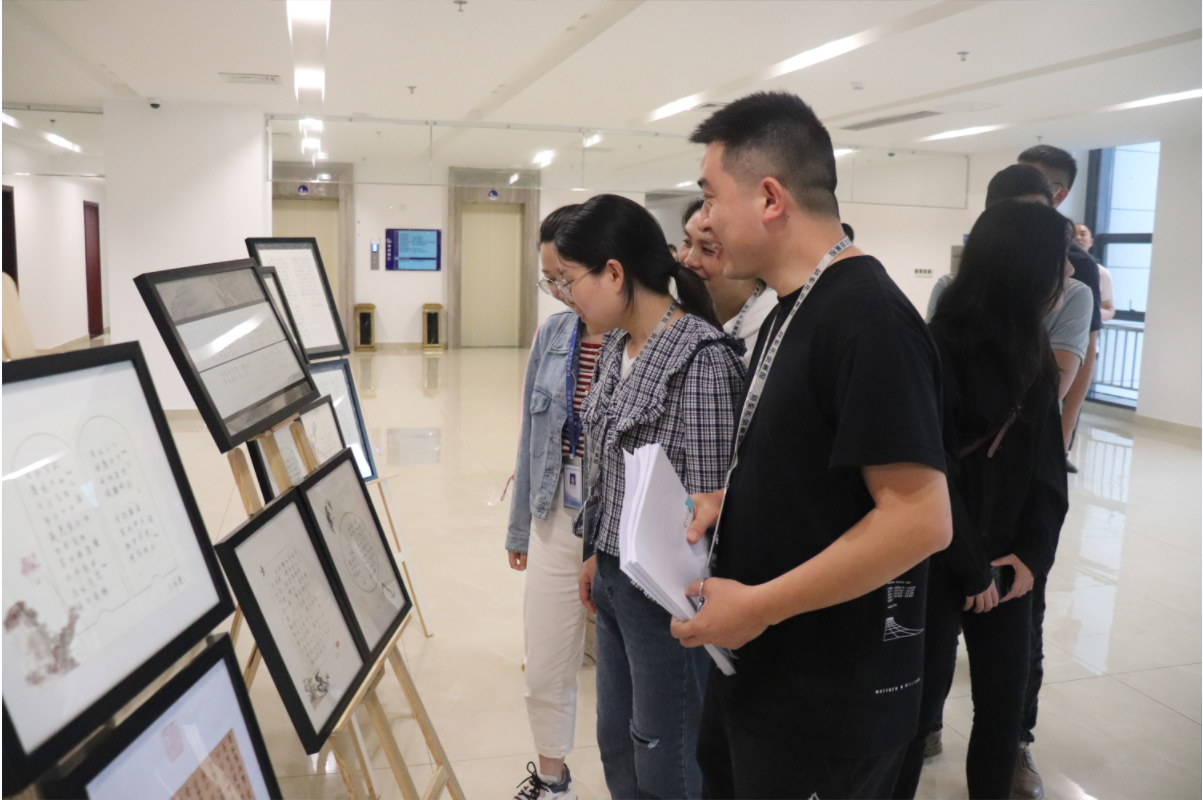 圖為：開投集團(tuán)展出優(yōu)秀獲獎作品，干部職工及家屬參觀書法作品，學(xué)習(xí)廉潔文化.png